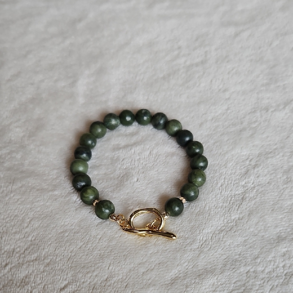 Chic Green Stone Bracelet with Gold Accent